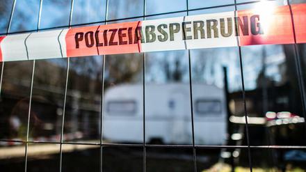 Lügde: Auf dem Campingplatz Eichwald hängt vor dem versiegelten Campingwagen des mutmaßlichen Täters eine Banderole der Polizei.