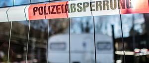 Lügde: Auf dem Campingplatz Eichwald hängt vor dem versiegelten Campingwagen des mutmaßlichen Täters eine Banderole der Polizei.