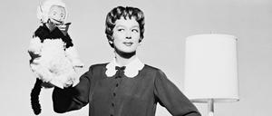 In der Romanverfilmung „Auntie Mame“ nimmt sich die New Yorker Bohemienne (Rosalind Russell) ihres verwaisten Neffen an und beschert ihm ein rasantes Leben.