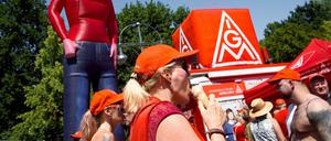 Teilnehmer der Großkundgebung der Gewerkschaft IG Metall für einen sozialverträglichen Umbau der Industrie in Berlin. 