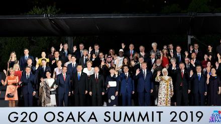 Die Staats- und Regierungschefs auf einem Gruppenfoto vor der Burg Osaka zu Beginn des G20-Gipfels. 