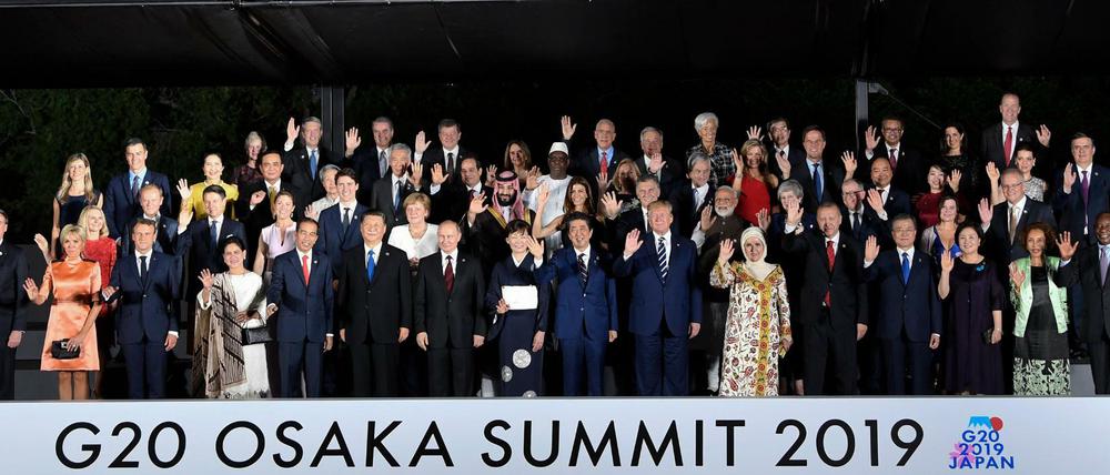 Die Staats- und Regierungschefs auf einem Gruppenfoto vor der Burg Osaka zu Beginn des G20-Gipfels.