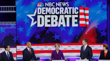 TV-Auftritt der ersten zehn US-Demokraten: Elizabeth Warren (Mitte) 