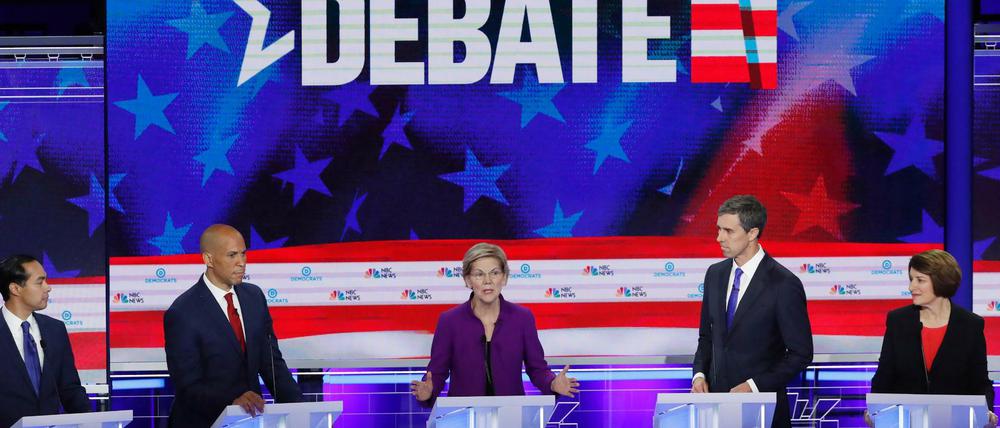 TV-Auftritt der ersten zehn US-Demokraten: Elizabeth Warren (Mitte) 