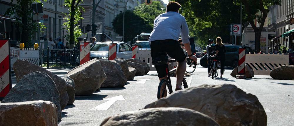 Findlinge sollen Autofahrer zwischen der Zossener Straße und der Friesenstraße im Bergmannkiez vom Falschparken abhalten.