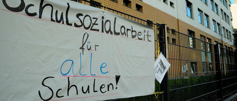 Ein Transparent an der Zille-Grundschule in Friedrichshain. Der Senat strich dort 2013 die Mittel für Sozialarbeit.