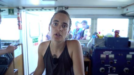Allein gegen Salvini - aber nicht wirklich allein: Carola Rackete, Kapitänin der Sea Watch 3, auf ihrem Schiff am Mittwoch während der Kontrolle durch Italiens Küstenwache und Polizei.