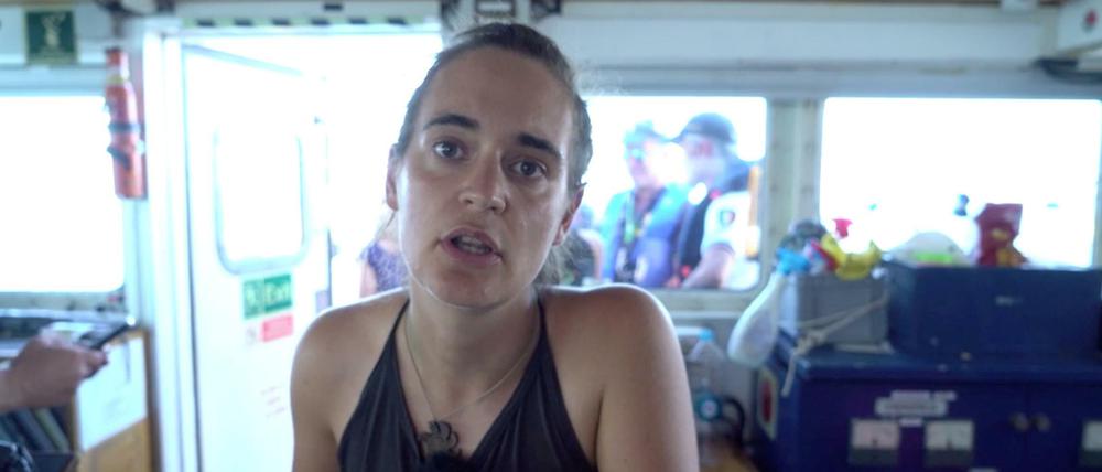 Allein gegen Salvini - aber nicht wirklich allein: Carola Rackete, Kapitänin der Sea Watch 3, auf ihrem Schiff am Mittwoch während der Kontrolle durch Italiens Küstenwache und Polizei.