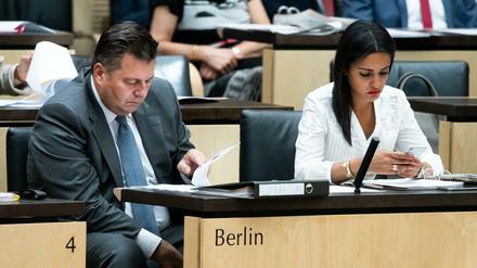 Innensenator Andreas Geisel (links, SPD) wird sich auf der Bundesratssitzung gegen das Rückkehrgesetz stimmen. 