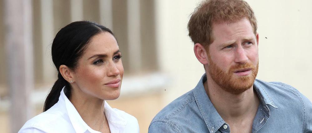 ARCHIV - 17.10.2018, Australien, Dubbo: Prinz Harry und Herzogin Meghan besuchen die Familie Woodley auf der von einer schweren Dürre betroffenen Farm von Mountain View. (zu dpa "Harry und Meghan gehen eigene Wege") Foto: Chris Jackson/PA Wire/dpa +++ dpa-Bildfunk +++