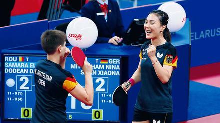 Die deutschen Tischtennisspielerinnen Xiaona Shan (rechts) und Nina Mittelham haben den Teamwettbewerb gewonnen und qualifizierten sich für Olympia.