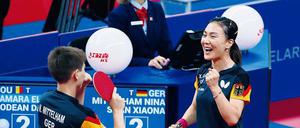 Die deutschen Tischtennisspielerinnen Xiaona Shan (rechts) und Nina Mittelham haben den Teamwettbewerb gewonnen und qualifizierten sich für Olympia.