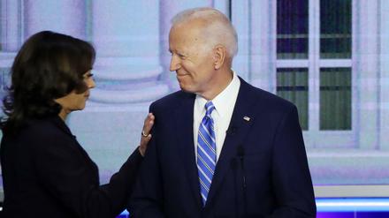 Bei der Begrüßung konnte Joe Biden noch lachen: Senatorin Kamala Harris betritt die Arena in Miami.