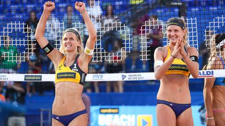 Laura Ludwig (links) und Margareta Kozuch feiern nach ihrem Sieg auf dem Center Court.