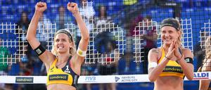 Laura Ludwig (links) und Margareta Kozuch feiern nach ihrem Sieg auf dem Center Court.