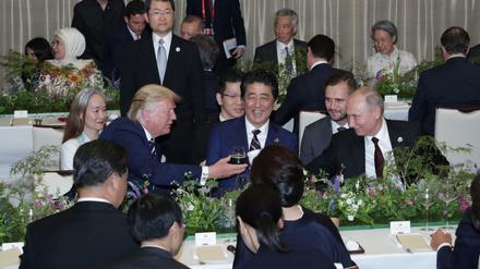 Ungewöhnliche Gipfel-Drinks: Neben dem Colaglas von Trump ist ganz knapp die Thermotasse von Putin zu sehen.