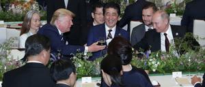 Ungewöhnliche Gipfel-Drinks: Neben dem Colaglas von Trump ist ganz knapp die Thermotasse von Putin zu sehen.