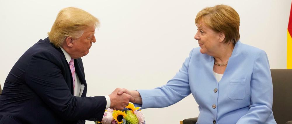 Als „Freundin“ begrüßt Donald Trump die Kanzlerin in Osaka. Angela Merkel ist überrascht.