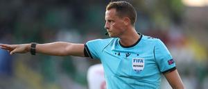 Regel-Wirrwarr. Auch Schiedsrichter Andreas Ekberg musste sich bei der U21-EM umstellen.