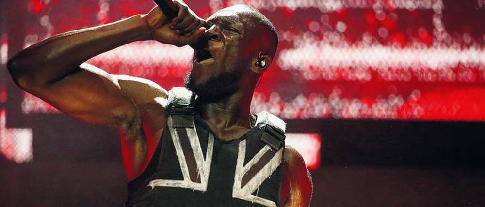 Lautsprecher. Michael Omari alias Stormzy, 25, während seines umjubelten Auftritts beim Glastonbury-Festival.