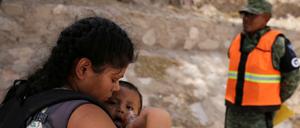 Eine Migrantin aus Honduras gibt ihrem Kind Wasser, nachdem sie davon abgehalten wurde, nach Texas zu gelangen.