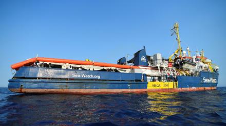 Das Schiff Sea-Watch 3 rund eine Meile vor dem Hafen von Lampedusa.