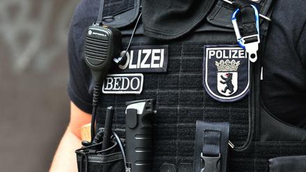 Ein Polizeibeamter bei einer Razzia im Kampf gegen die organisierte Kriminalität in Neukölln. 