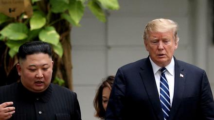 Der nordkoreanische Machthaber Kim Jong Un (links) mit US-Präsident Donald Trump bei einem bilateralen Treffen in Hanoi im Februar 2019.