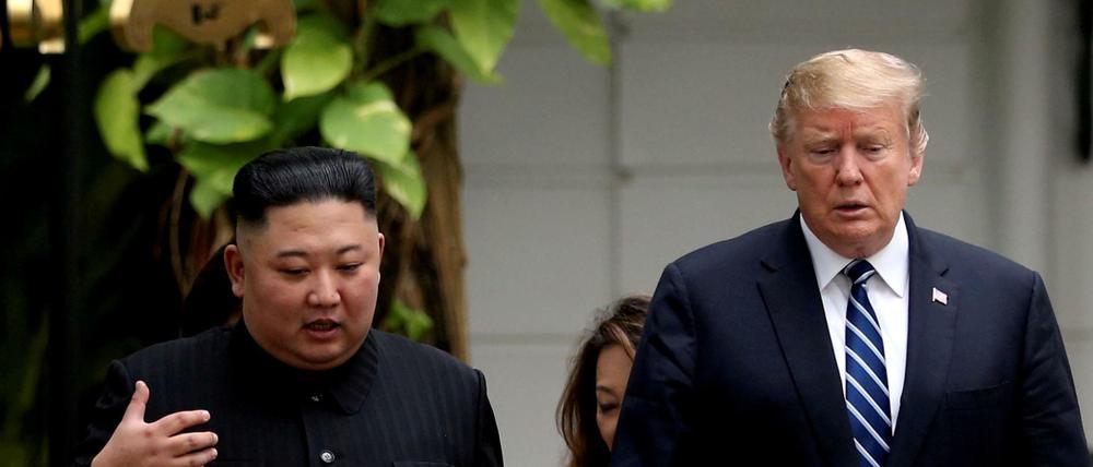 Der nordkoreanische Machthaber Kim Jong Un (links) mit US-Präsident Donald Trump bei einem bilateralen Treffen in Hanoi im Februar 2019.