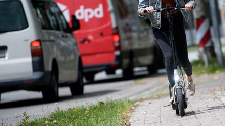 Zwei Frauen sind in Berlin bei Unfällen mit E-Scootern verletzt worden.