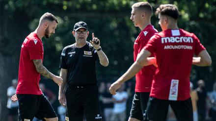 So geht's: Trainer Urs Fischer (M) gibt Anweisungen an seine Spieler. 