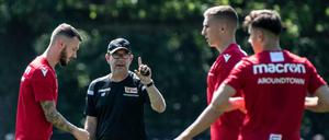 So geht's: Trainer Urs Fischer (M) gibt Anweisungen an seine Spieler. 