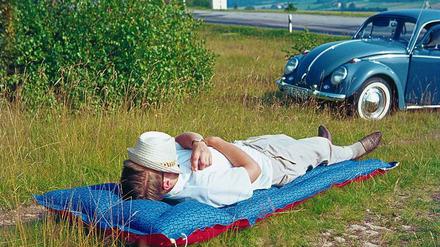 Pause muss sein. In den 60er Jahren legte sich dieser Mann für ein kurzes Nickerchen einfach an den Straßenrand.