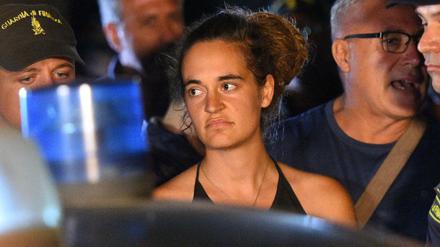 Carola Rackete bei ihrer Festnahme in Lampedusa 