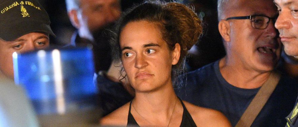 Carola Rackete bei ihrer Festnahme in Lampedusa 