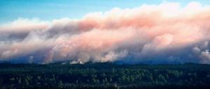 Riesige Rauchschwaden ziehen übers Land bis nach Berlin.