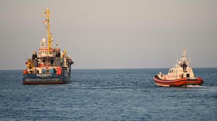 Das Schiff der deutschen Hilfsorganisation Sea-Watch ist nach dem unerlaubten Anlegen im Hafen der italienischen Insel Lampedusa beschlagnahmt worden.
