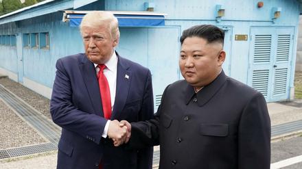 US-Präsident Donald Trump (links) beim Handschlag mit dem nordkoreanischen Machthaber Kim Jong Un an der Demarkationslinie.