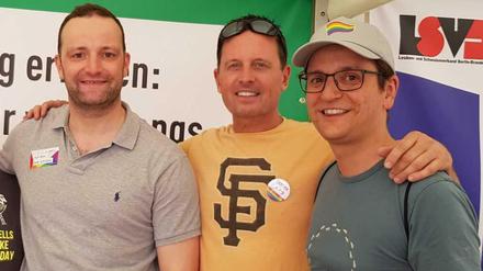 Gesundheitsminister Jens Spahn (CDU, l.) mit US-Botschafter Richard Grenell (l.) und Jörg Steinert vom LSVD.