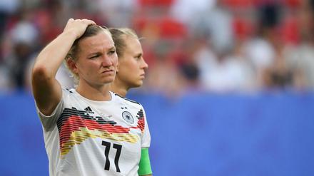 Deutschlands Alexandra Popp geht nach dem Spiel in Rennes enttäuscht über den Rasen.