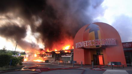 Im "Handelscentrum" in Strausberg löschten Feuerwehrleute einen Großbrand.
