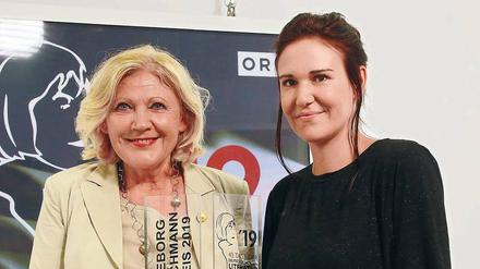 Die österreichische Autorin Birgit Birnbacher (r.) erhält von der Klagenfurter Bürgermeisterin Maria-Luise Mathiaschitz den Ingeborg-Bachmann-Preis. 