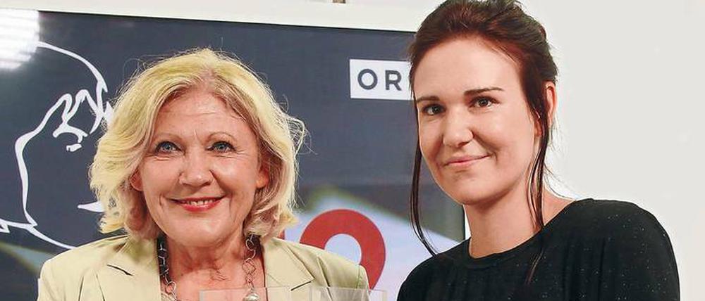 Die österreichische Autorin Birgit Birnbacher (r.) erhält von der Klagenfurter Bürgermeisterin Maria-Luise Mathiaschitz den Ingeborg-Bachmann-Preis.