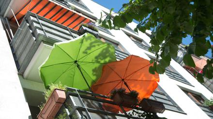 Sonnenschirme aufklappen, Vorhänge zu: Sonne draußenhalten ist das Gebot der heißen Tage.