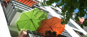 Sonnenschirme aufklappen, Vorhänge zu: Sonne draußenhalten ist das Gebot der heißen Tage.