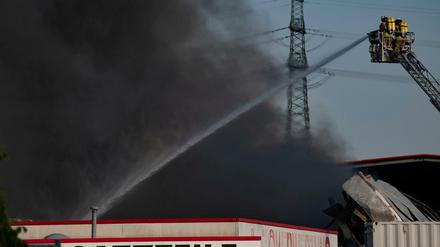 Löscharbeiten der Feuerwehr auf dem Industriegelände.