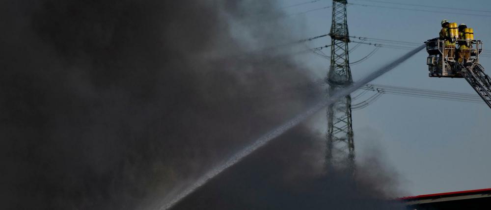 Löscharbeiten der Feuerwehr auf dem Industriegelände.