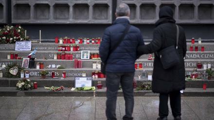 Menschen stehen an der Gedenkstätte für das Attentat am Breitscheidplatz.