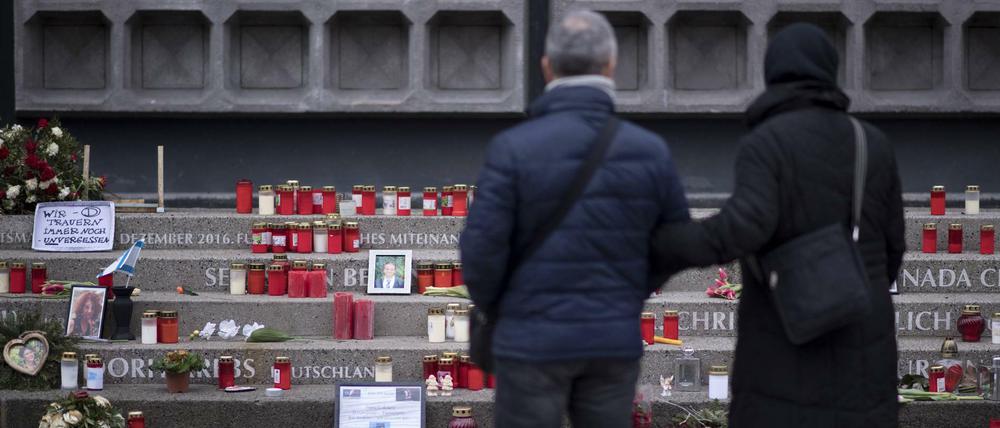 Menschen stehen an der Gedenkstätte für das Attentat am Breitscheidplatz.