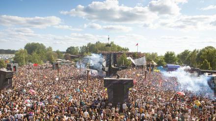 Festivalbesucher feiern die Eröffnung der Turmbühne auf dem Gelände des Fusion-Festival 2019.